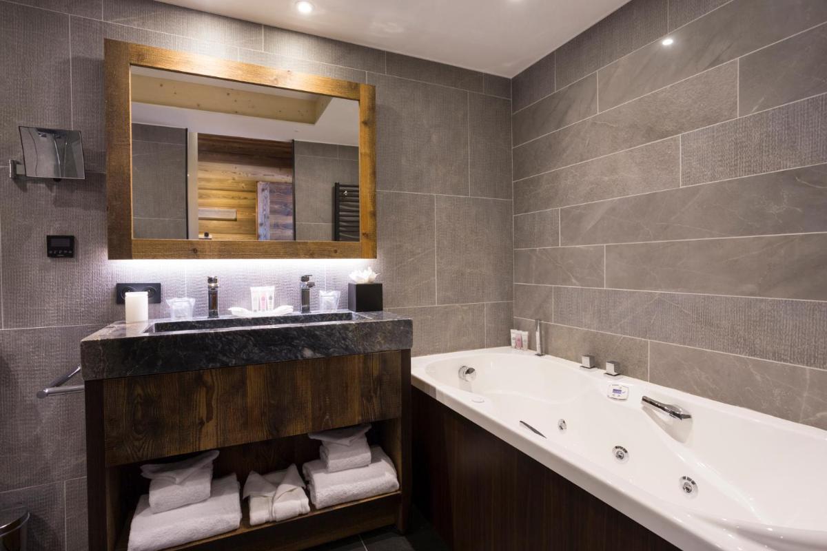Salle de bains dans l'établissement Hôtel Alparena & Spa - 4 étoiles