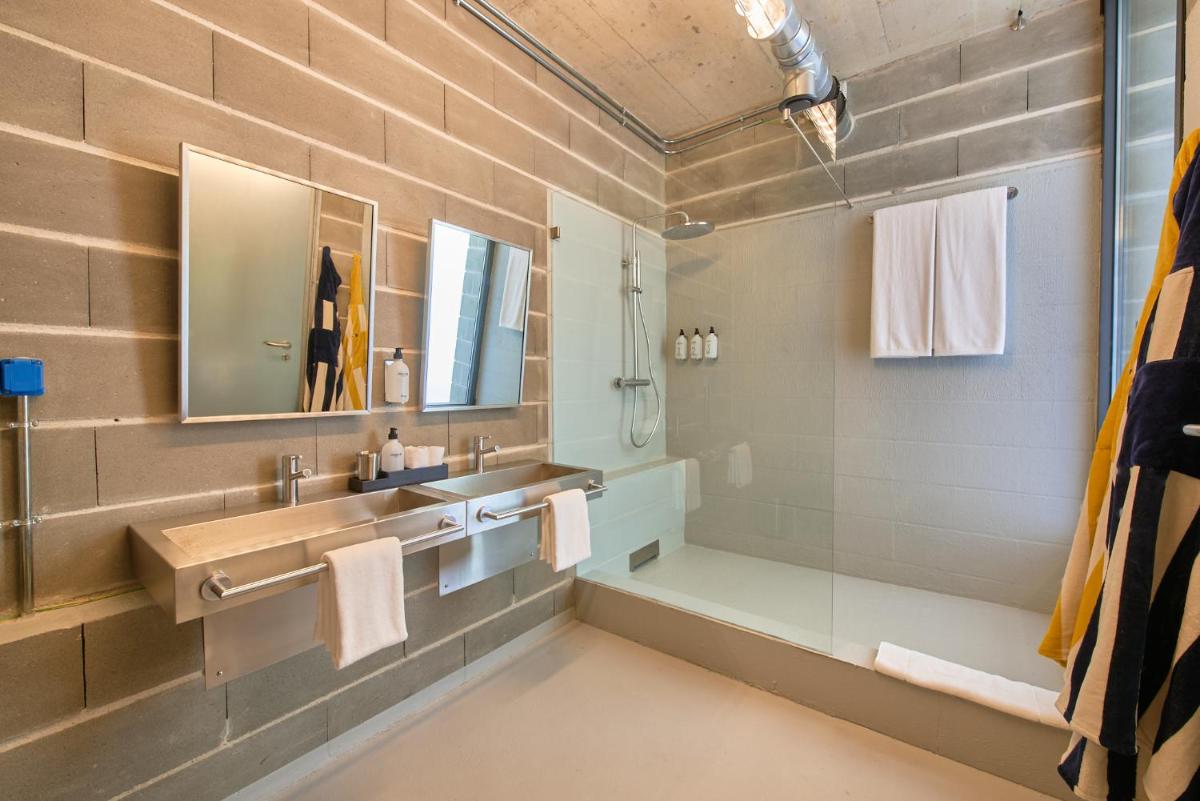 Uma casa de banho em Moagem Industrial Lodge