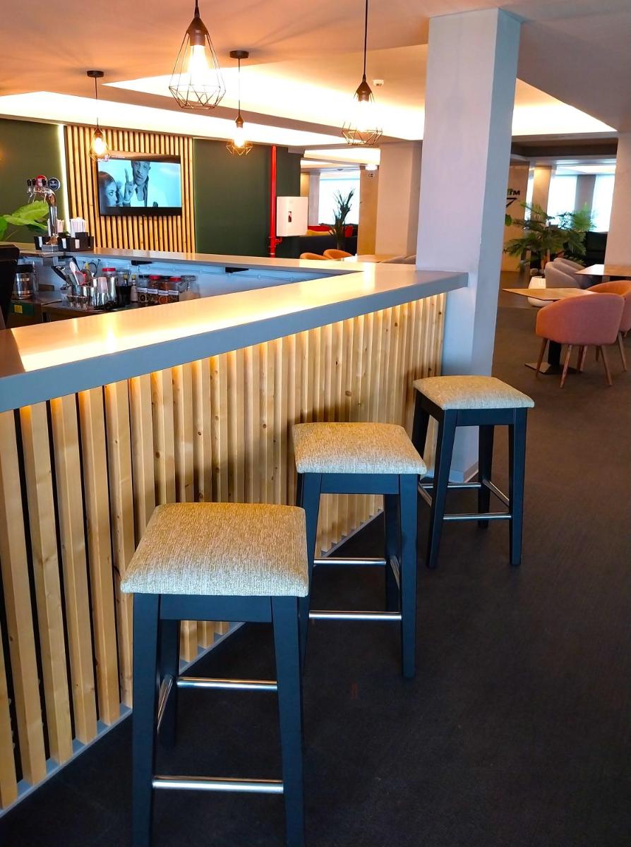 Um restaurante ou outro lugar para comer em Hotel Navegadores