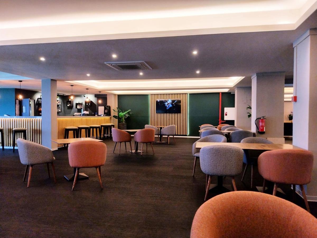 Uma televisão e/ou sistema de entretenimento em Hotel Navegadores