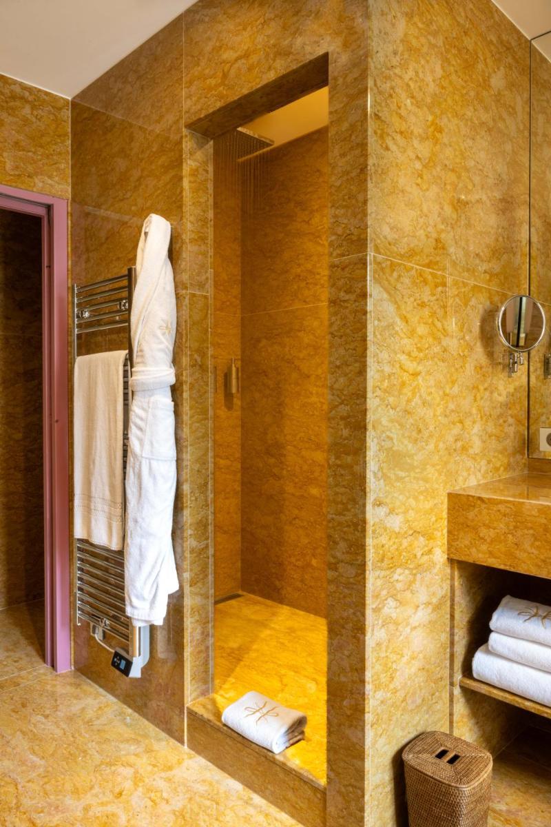 Salle de bains dans l'établissement L'Hôtel