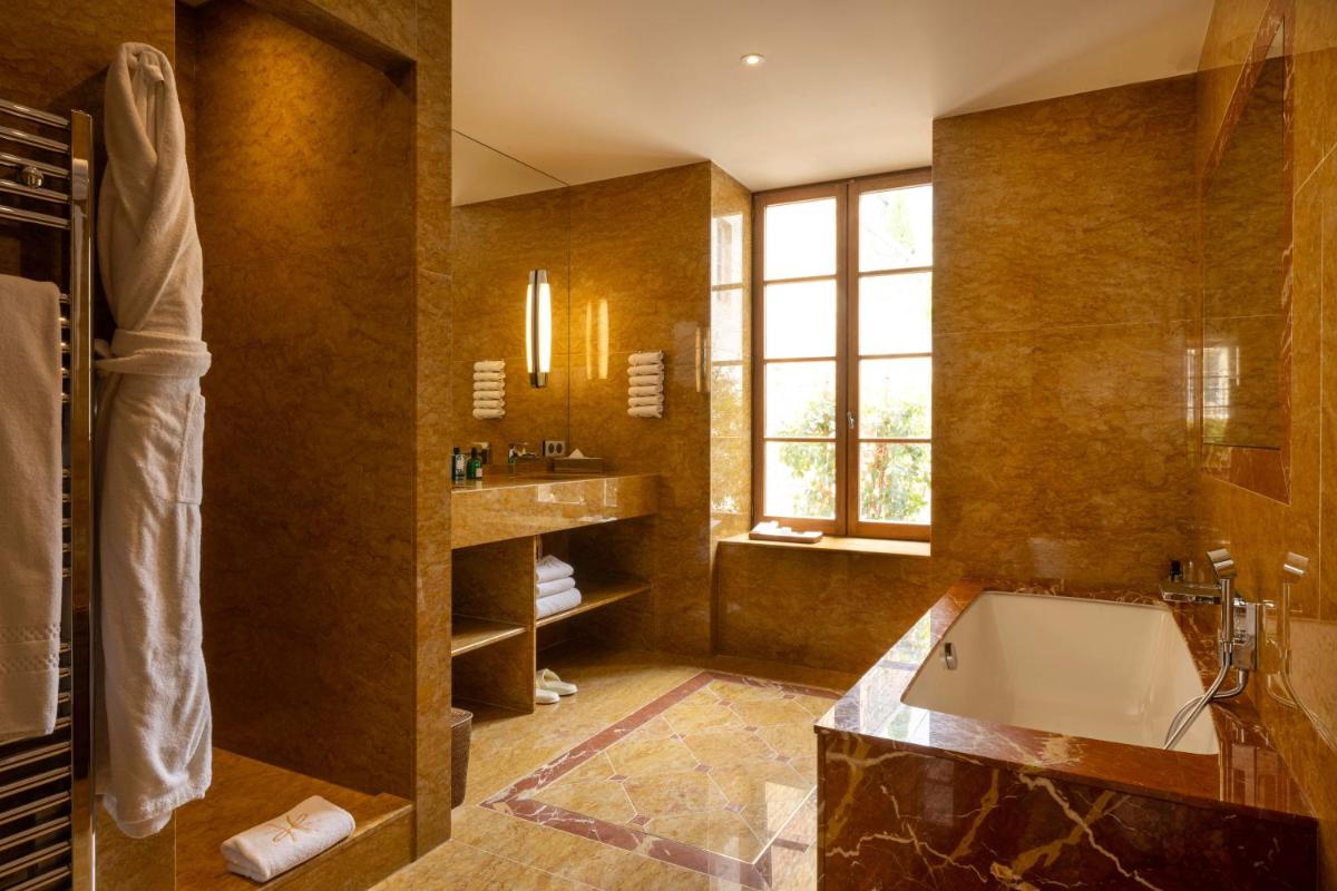 Salle de bains dans l'établissement L'Hôtel