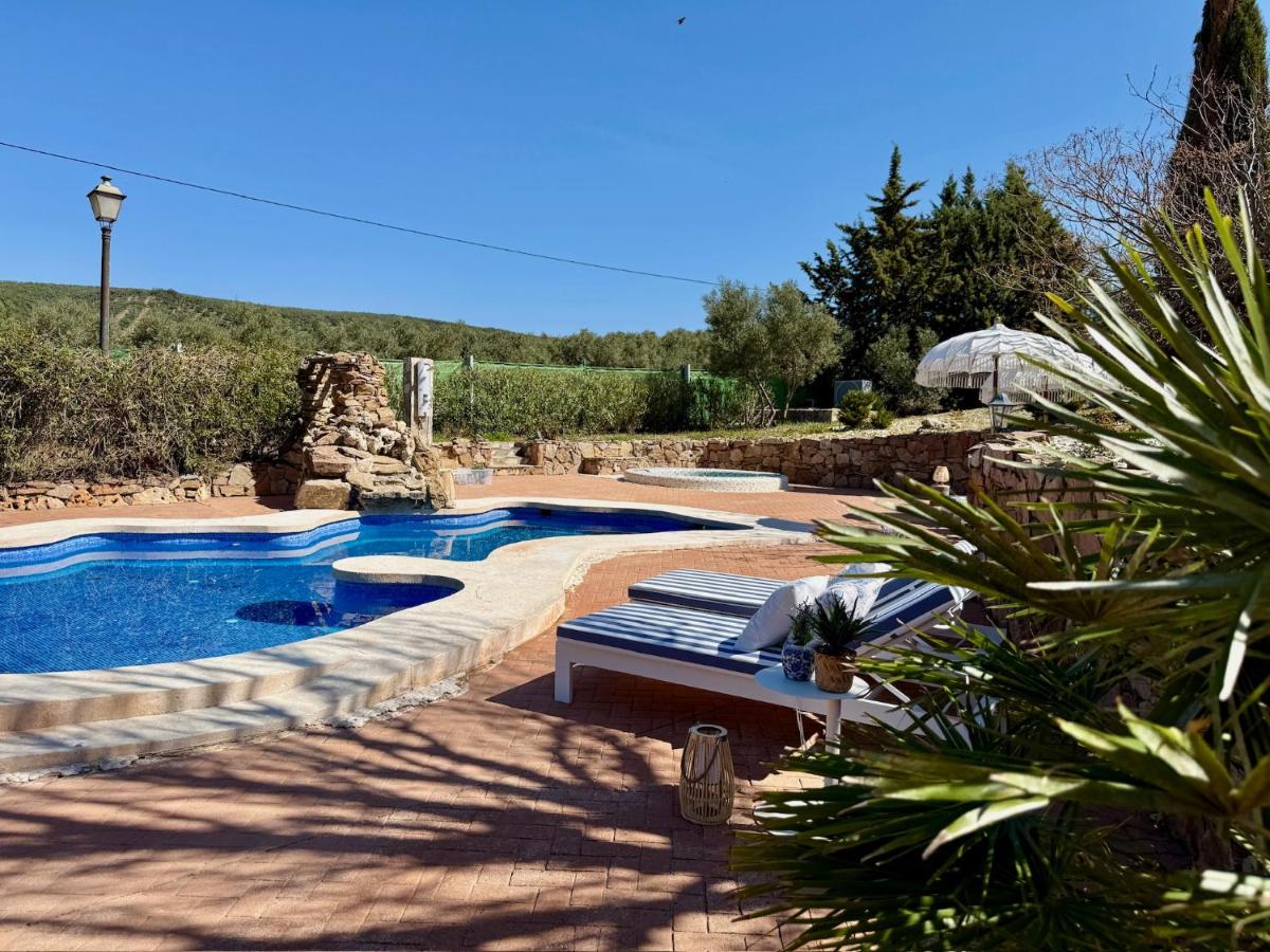 Finca Paradis, Pool, Jacuzzi, Gym and Sauna just 30 minutes from Malaga! - Housity