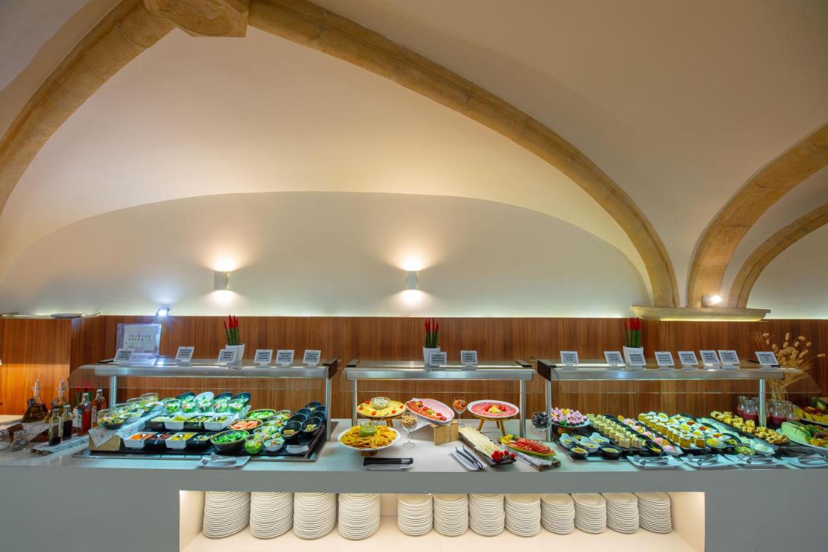 Comida en o cerca de este hotel