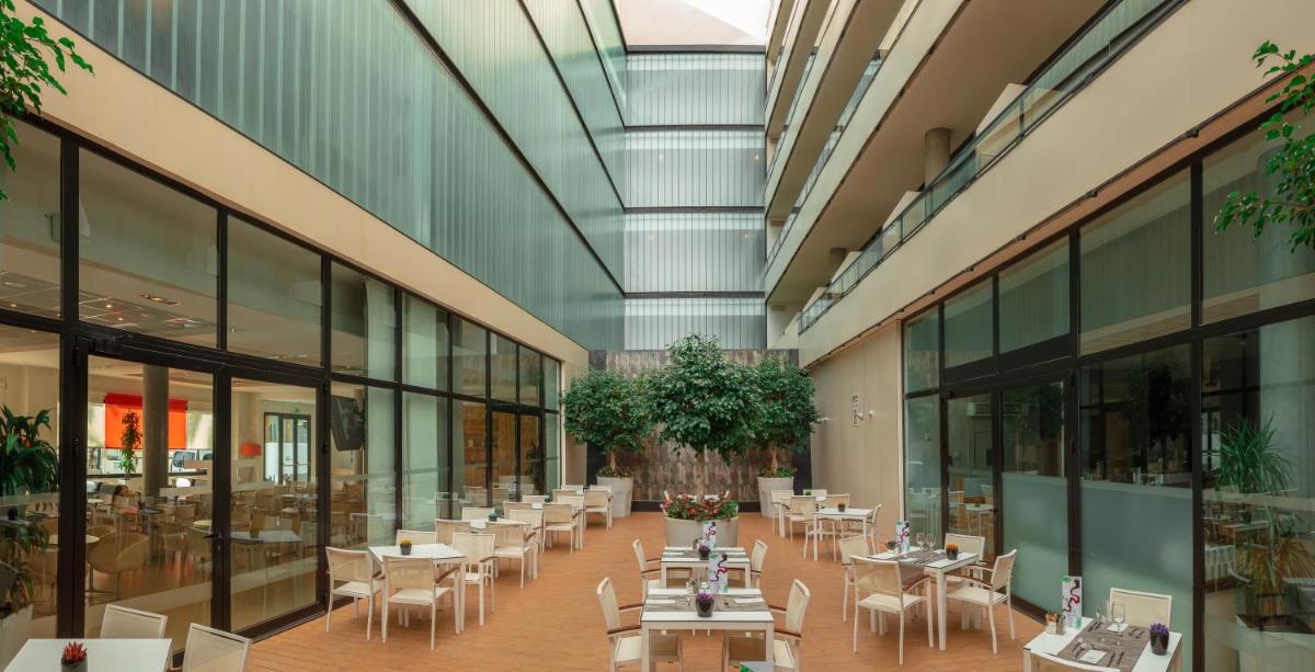 Un restaurante o sitio para comer en RH Don Carlos & Spa
