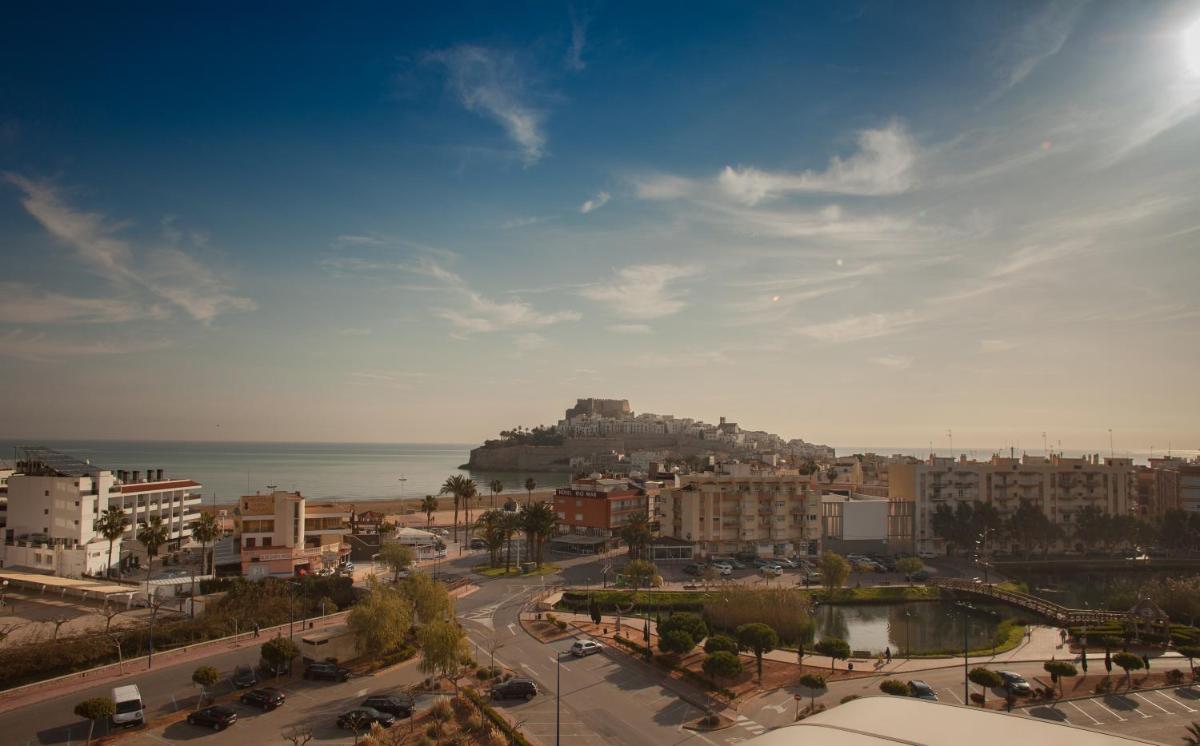 una ciudad con vistas a la acrópolis y al océano en RH Don Carlos & Spa, en Peñíscola