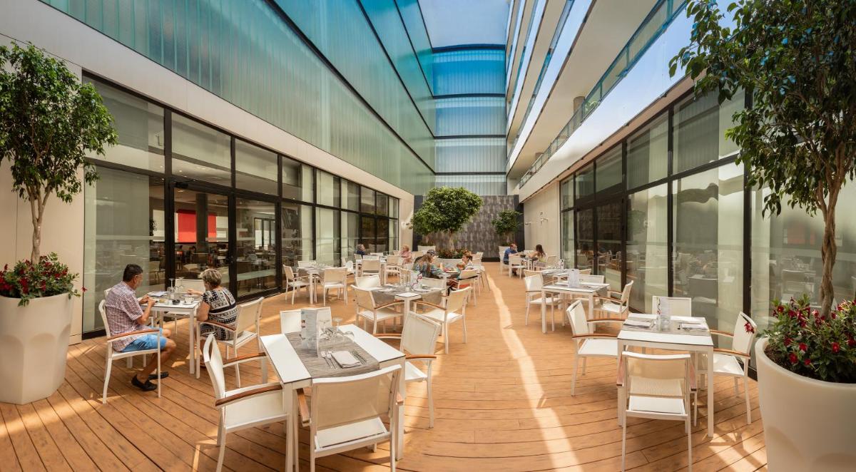 Un restaurante o sitio para comer en RH Don Carlos & Spa