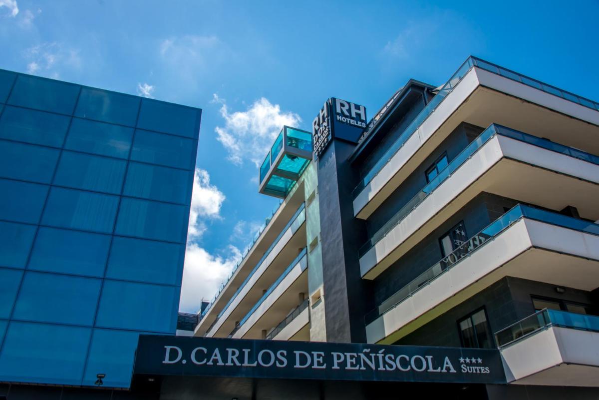 Un edificio con un cartel que dice Cáritas de Pascosa en RH Don Carlos & Spa, en Peñíscola