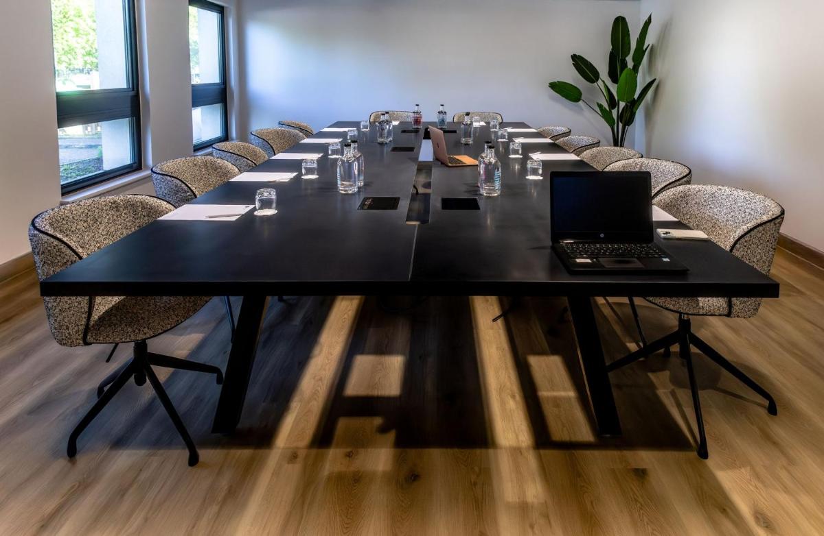 Espace de conférence ou salle de réunion dans l'établissement 7Hotel&Spa