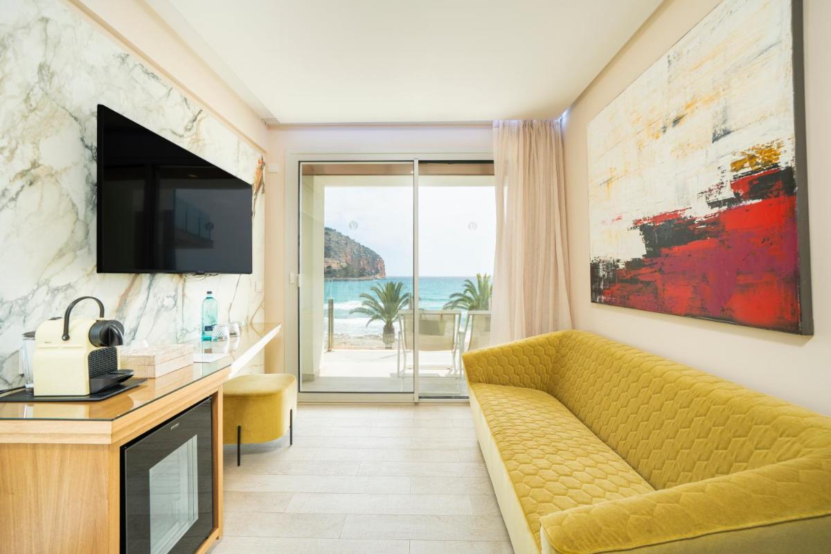 Una televisión o centro de entretenimiento en Melbeach Hotel & Spa - Adults Only