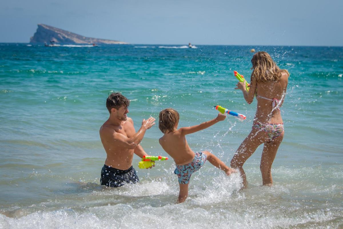 una mujer y dos niños jugando en el agua en la playa en RH Princesa Hotel & Spa 4* Sup, en Benidorm