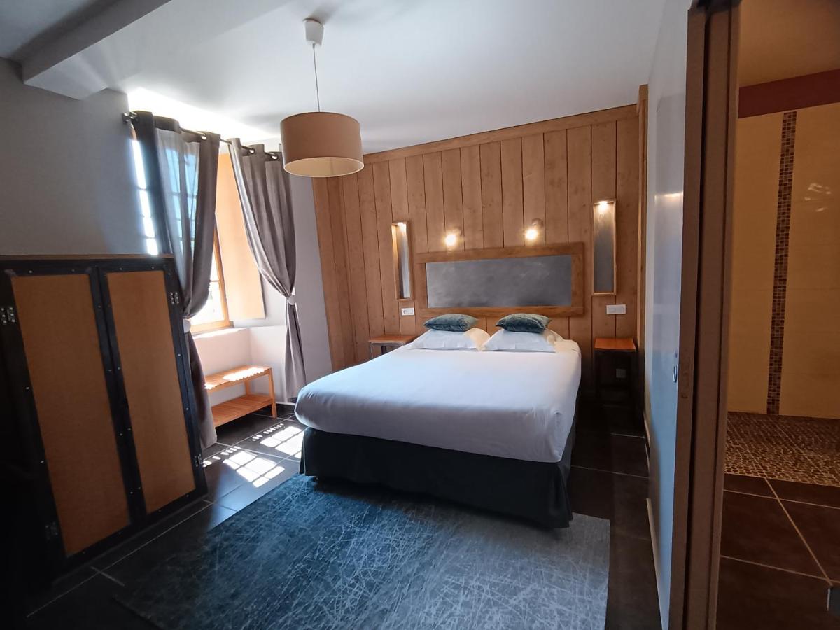 Un ou plusieurs lits dans un hébergement de l'établissement Logis Hôtel Château De Palaja
