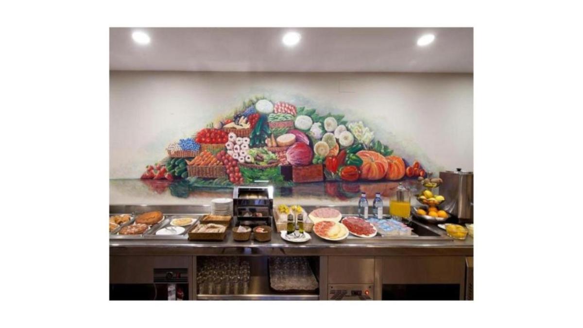 Comida en o cerca de este hotel