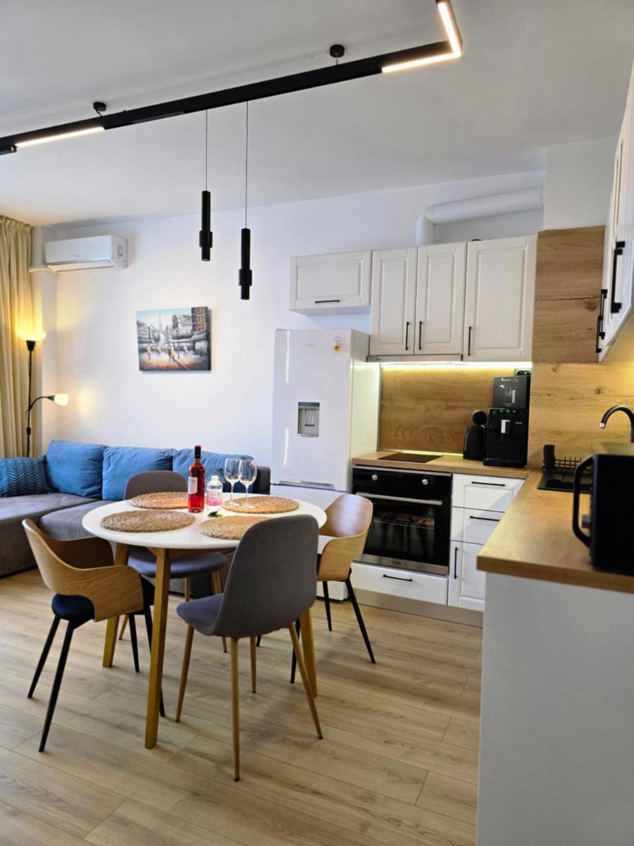 Cozy Apartment with Balcony on the Black Sea- part of the family 'Vicki Apart - Housity