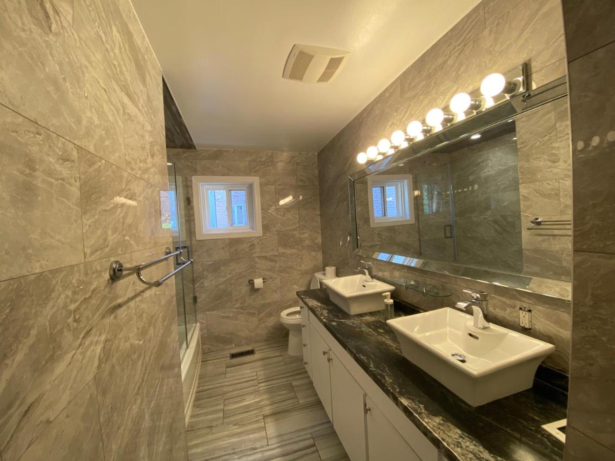 Yonge and Finch Subway !N Cozy & Modern Private Bdr with Shared Bathroom - Housity