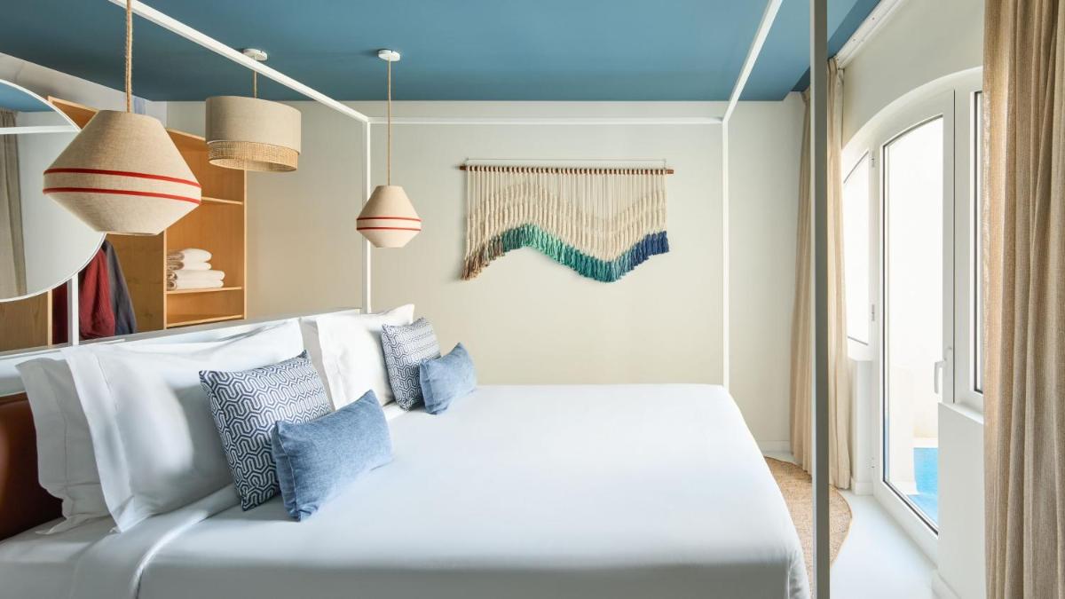 Uma cama ou camas num quarto em Hotel Indigo Albufeira by IHG