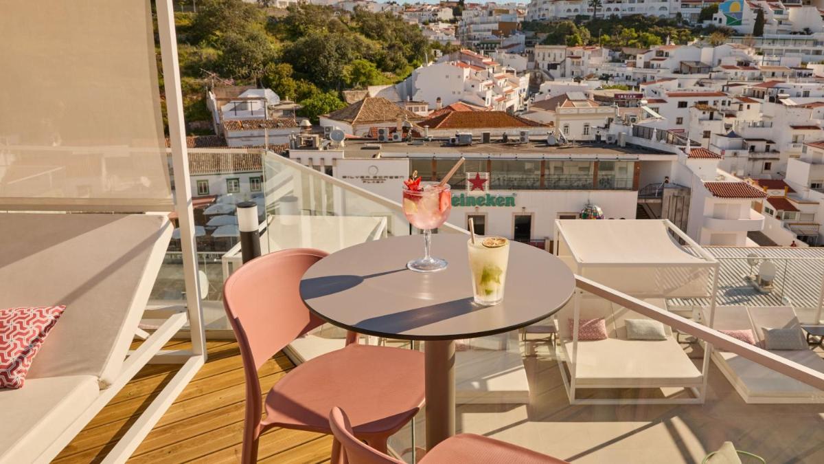 Uma varanda ou terraço em Hotel Indigo Albufeira by IHG