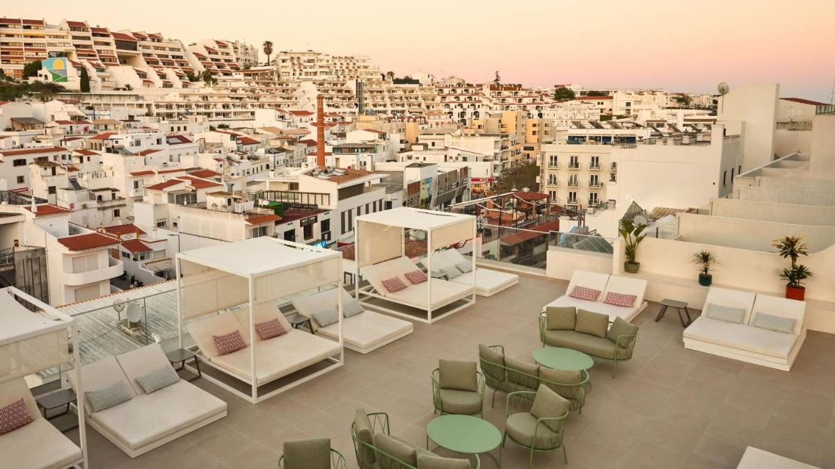 Uma vista geral de Albufeira ou a vista da cidade a partir do hotel