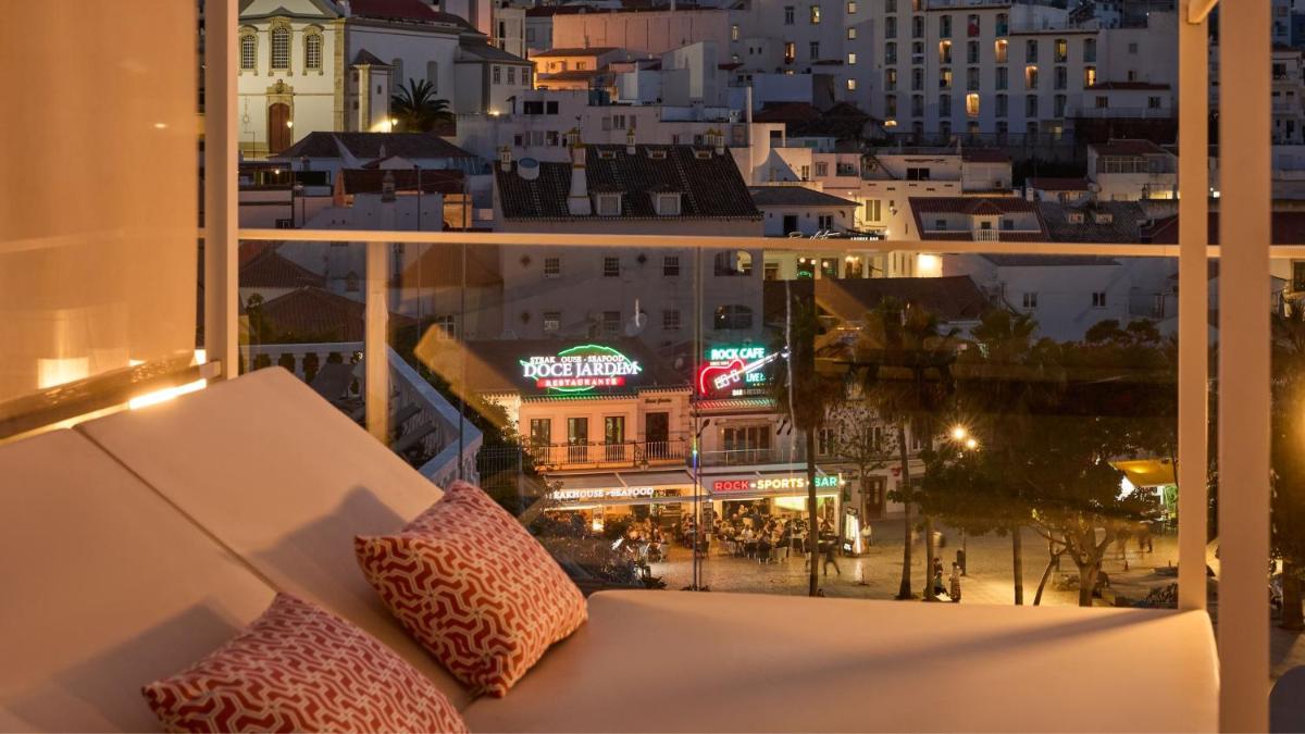 Uma vista geral de Albufeira ou a vista da cidade a partir do hotel