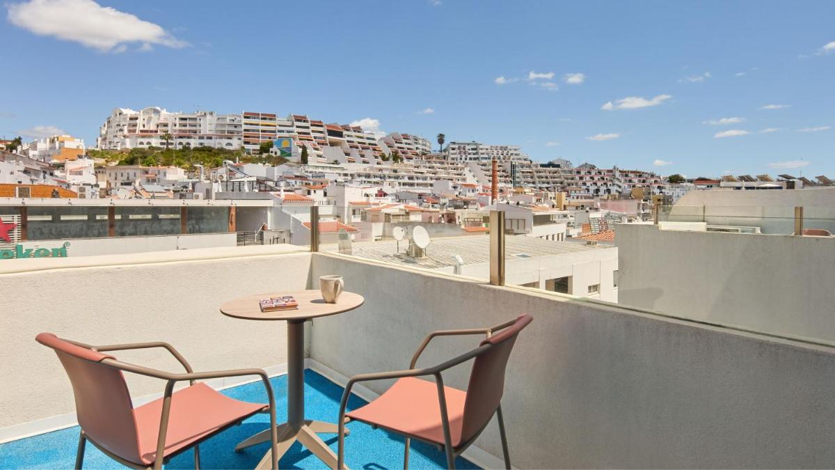 Uma varanda ou terraço em Hotel Indigo Albufeira by IHG
