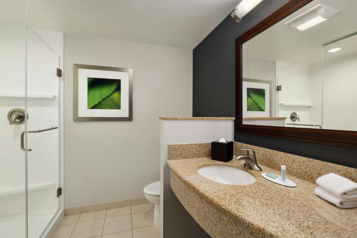 Courtyard by Marriott Greenville - Housity