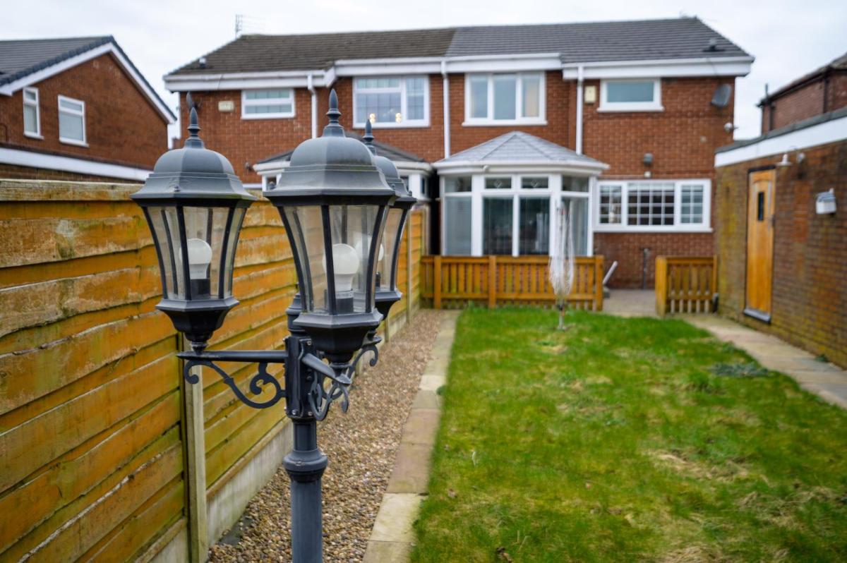 Droylsden Eden - Next to Tram - Free Parking Near Coop- Live & Etihad Stadium - Housity