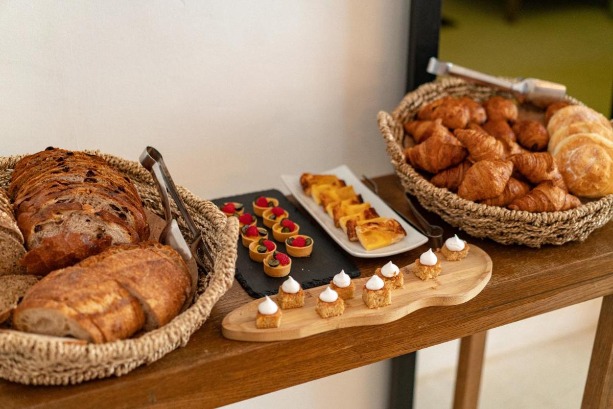 Comida en o cerca de este hotel