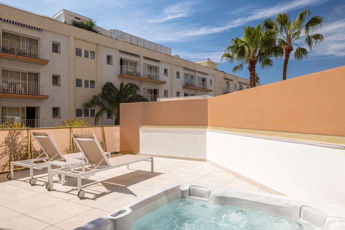 Un patio con dos sillas y una piscina. en htop Amaika & SPA 4Sup - Adults Only #htopBliss, en Calella