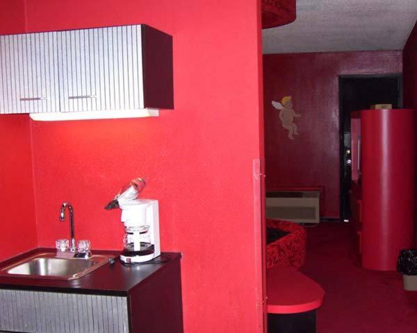 Red Carpet Inn Fanta Suites Hotel - Housity