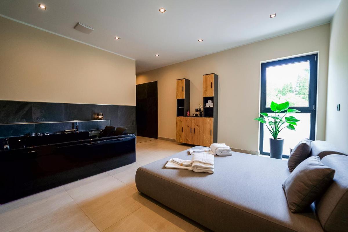Bernstein Acamed Resort - Housity