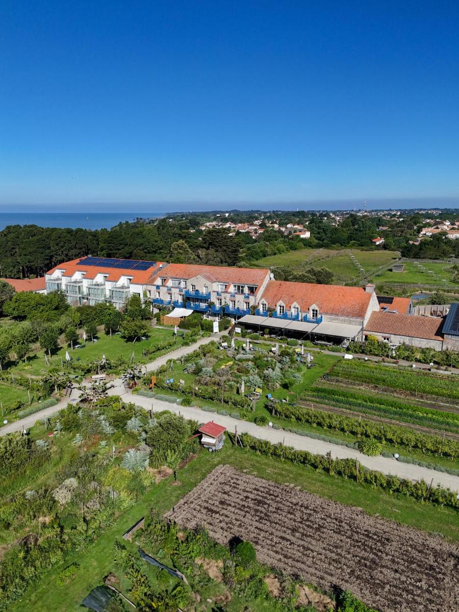 une vue aérienne d'un jardin avec un bâtiment dans l'établissement Eco-Domaine La Fontaine - HOTEL-SPA - 300 m Plage de la Fontaine aux Bretons, à Pornic