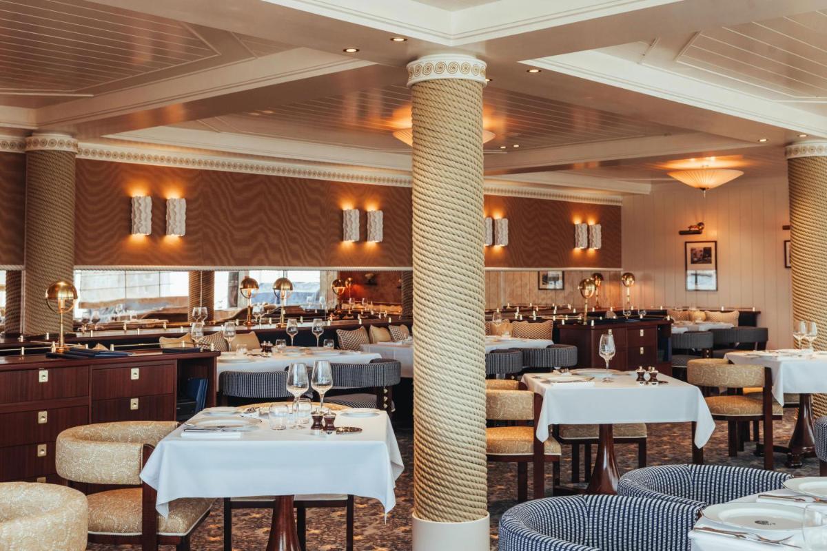 Restaurant ou autre lieu de restauration dans l'établissement Hôtel Barrière L'Hermitage Restaurant ou autre lieu de restauration dans l'établissement Hôtel Barrière L'Hermitage