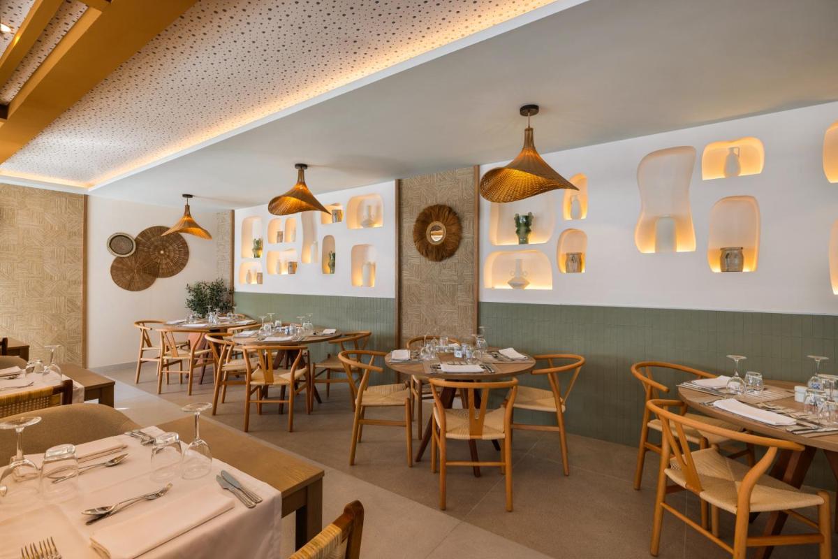 Un restaurante o sitio para comer en Hotel Riu Palace La Mola