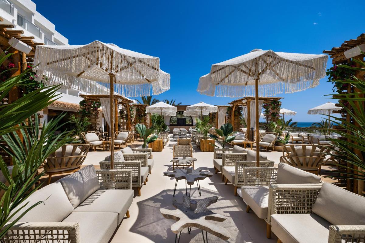Un restaurante o sitio para comer en Hotel Riu Palace La Mola