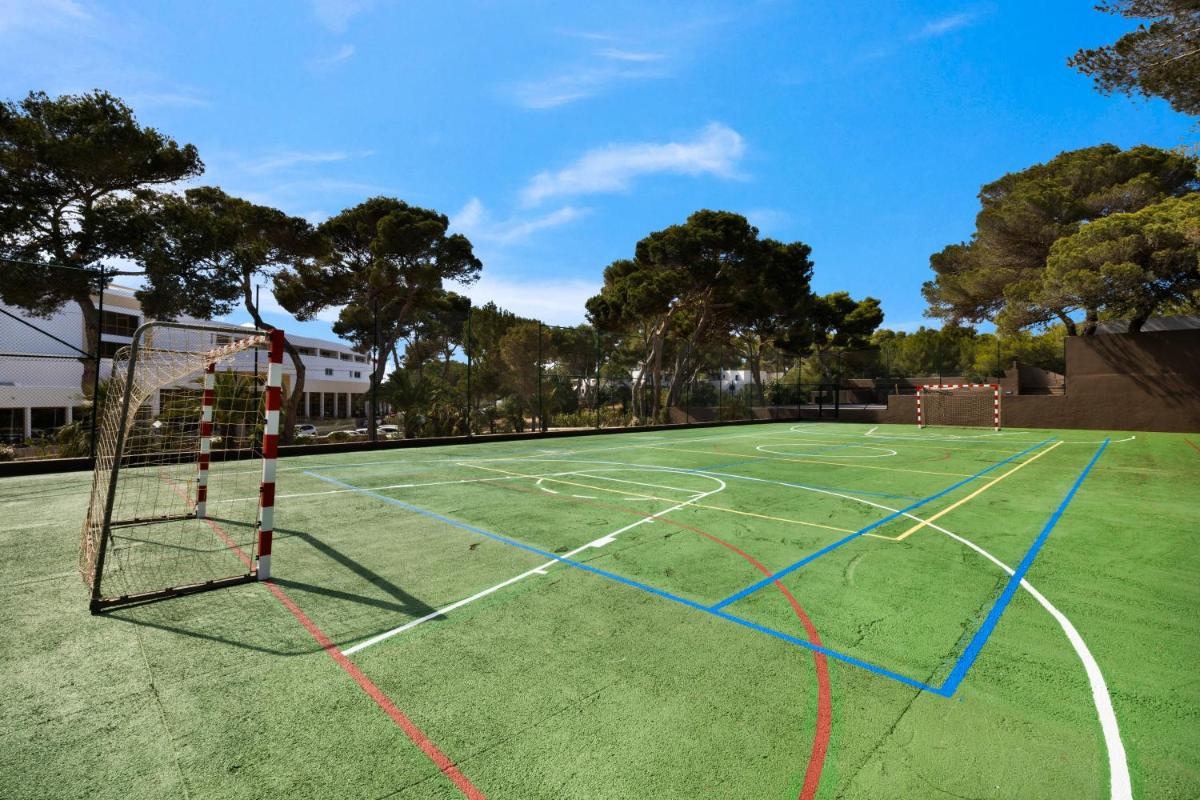 Instalaciones para jugar a tenis o squash en Hotel Riu Palace La Mola o alrededores