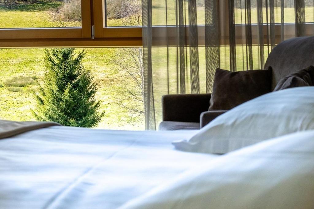 Un ou plusieurs lits dans un hébergement de l'établissement Hôtel L'Etang du Moulin By Céline