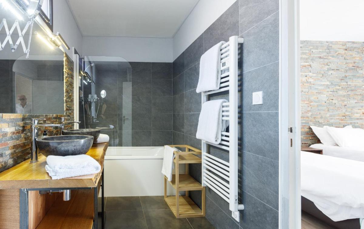 Salle de bains dans l'établissement Auberge Val Moureze Hôtel & Spa