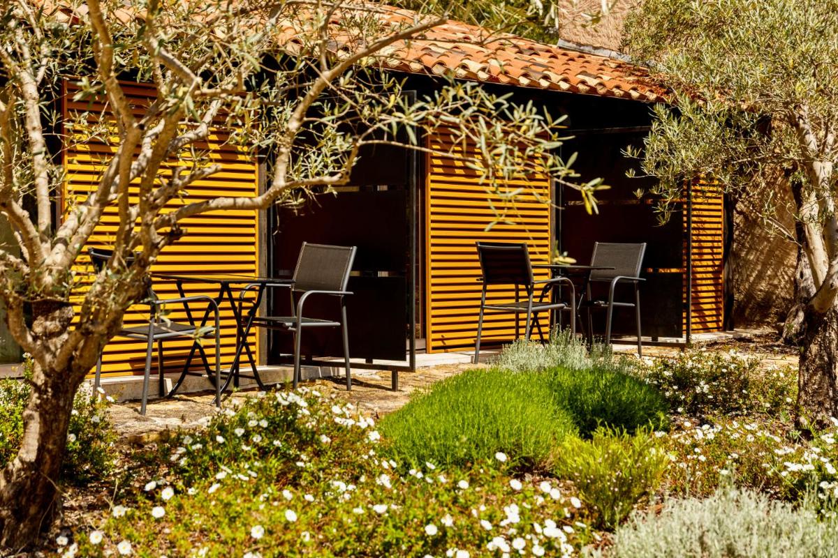 Jardin de l'établissement Auberge Val Moureze Hôtel & Spa