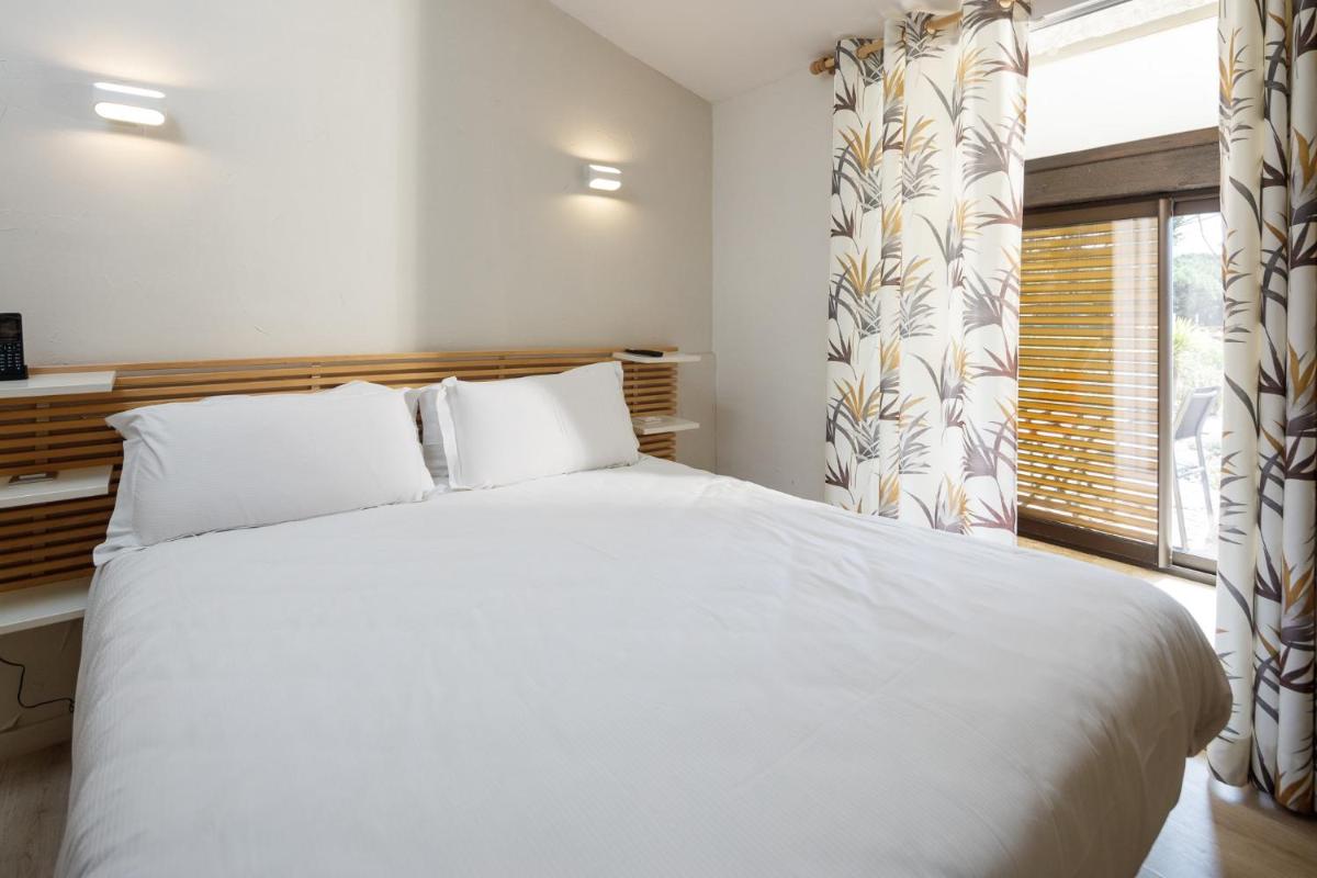 Un ou plusieurs lits dans un hébergement de l'établissement Auberge Val Moureze Hôtel & Spa