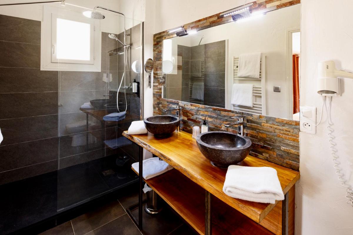Salle de bains dans l'établissement Auberge Val Moureze Hôtel & Spa