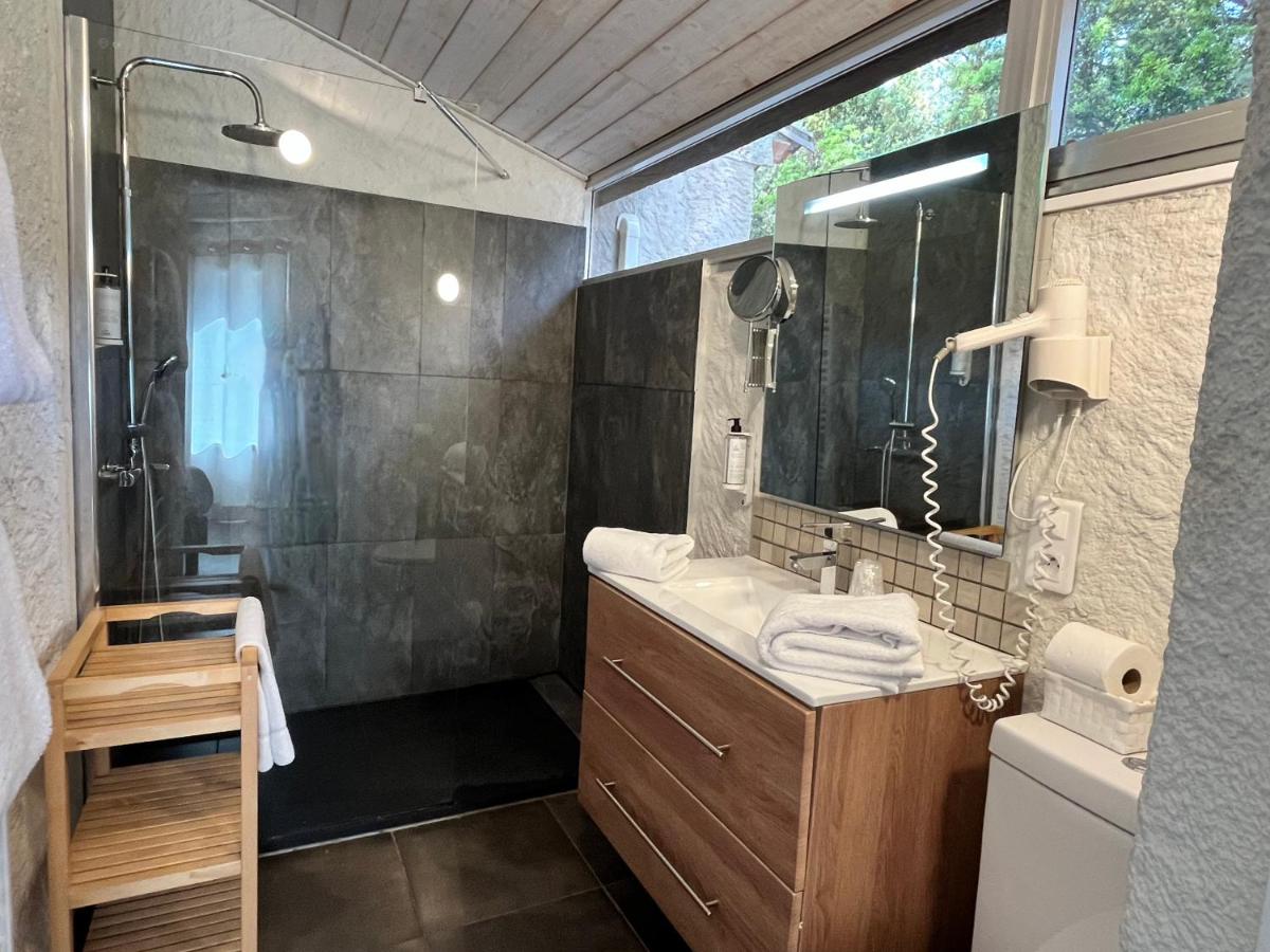 Salle de bains dans l'établissement Auberge Val Moureze Hôtel & Spa