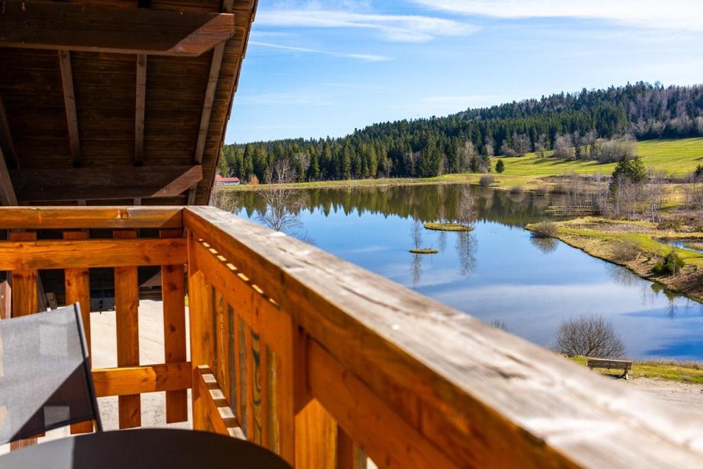 vue d'un lac depuis le balcon d'une cabane dans l'établissement Hôtel L'Etang du Moulin By Céline, à Bonnétage