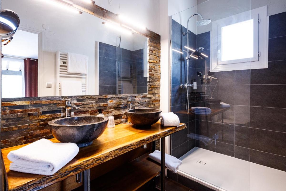 Salle de bains dans l'établissement Auberge Val Moureze Hôtel & Spa