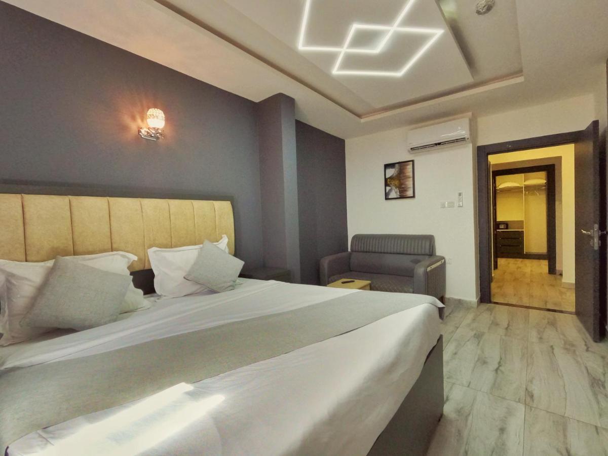 Holiday Season Hotel - Housity
