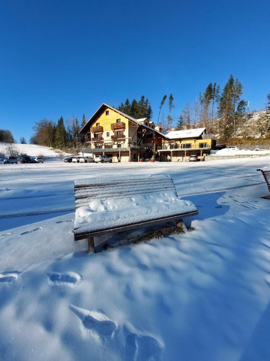 L'établissement Hôtel L'Etang du Moulin By Céline en hiver