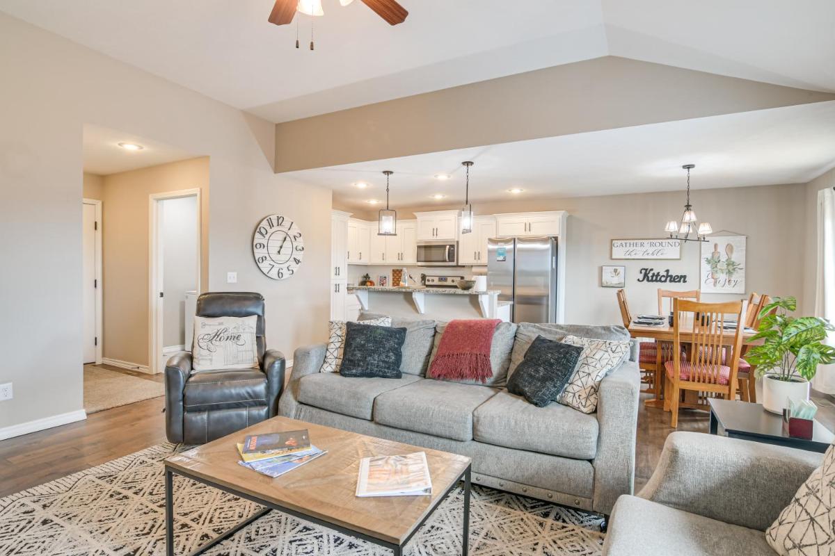 Ozark Home Pool Access, Deck and Fenced Yard - Housity