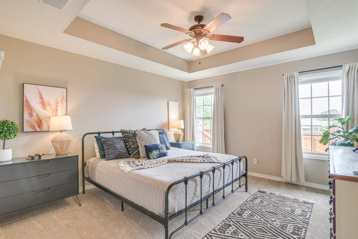 Ozark Home Pool Access, Deck and Fenced Yard - Housity