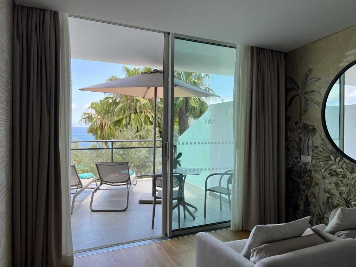 uma sala de estar com vista para o oceano em VidaMar Resort Hotel Madeira no Funchal