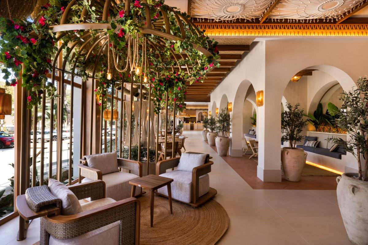 Un restaurante o sitio para comer en Hotel Riu Palace La Mola
