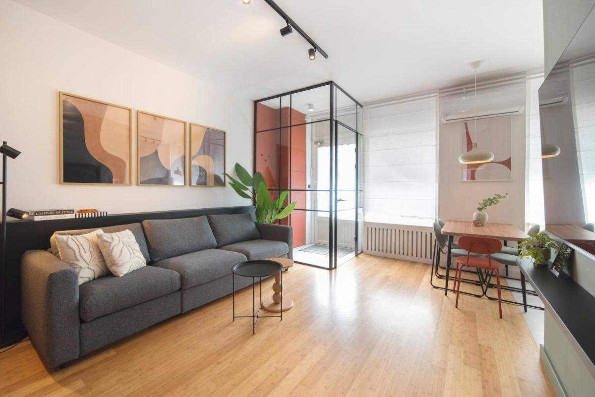 The Minted Wood - Stylish 2-Bedroom Apartment with Parking - Housity
